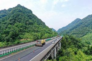 戰酷暑，高遠養護工程十面捷報